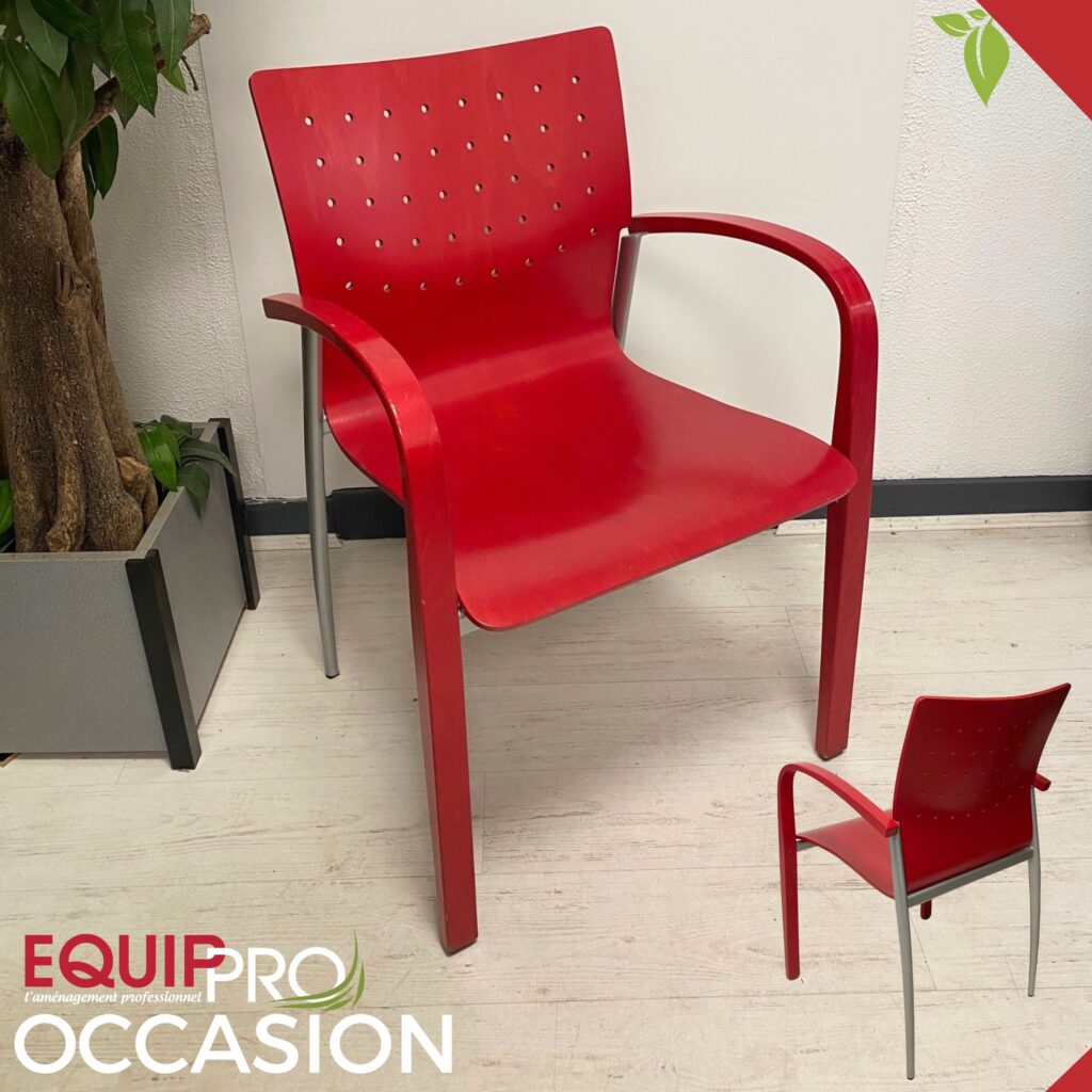 Fauteuil d’attente occasion en bois rouge empilable avec accoudoirs chez Equip'Pro à Montceau-les-Mines (71300)